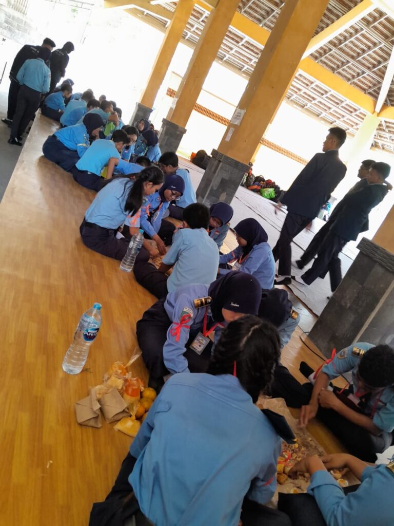 LDKS SMKN 1 Mojoanyar di Barak Trawas - Sesi Makan Bersama