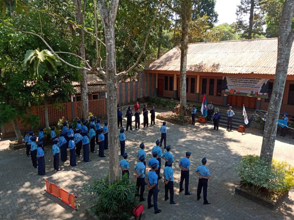 Latihan Dasar Kepemimpinan Siswa LDKS SMKN 1 Mojoanyar di Barak Trawas (2)