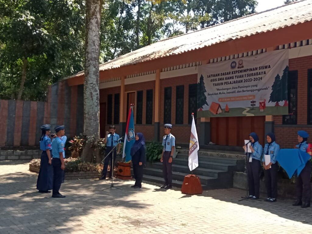 Latihan Dasar Kepemimpinan Siswa LDKS SMKN 1 Mojoanyar di Barak Trawas