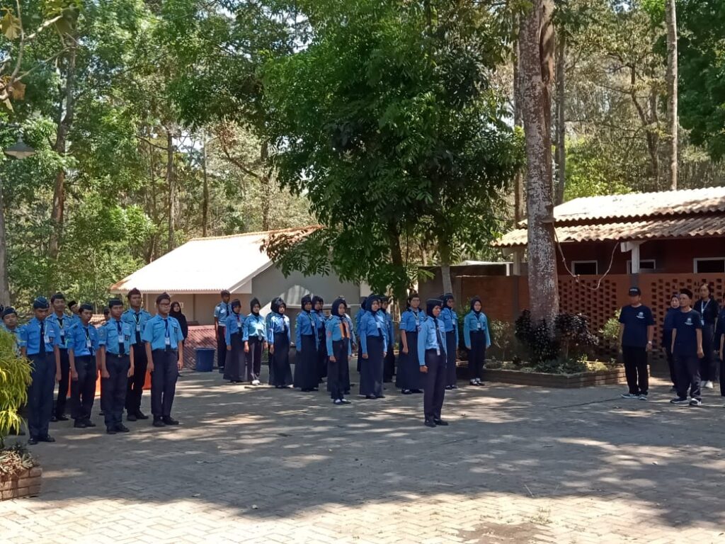 Latihan Dasar Kepemimpinan Siswa LDKS SMKN 1 Mojoanyar di Barak Trawas (3)