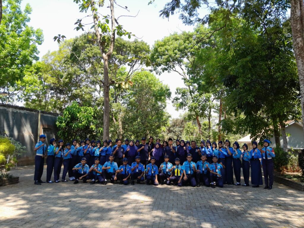 Latihan Dasar Kepemimpinan Siswa LDKS SMKN 1 Mojoanyar di Barak Trawas